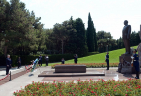 President Shavkat Mirziyoyev visits tomb of Great Leader Heydar Aliyev