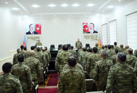   Azerbaijan's defense minister meets with Land Forces leadership  