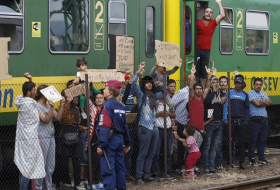 Refugees on Train, Police in 2nd Day of Standoff