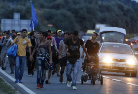 Volunteers drive refugees from Hungary to Austria - VIDEO
