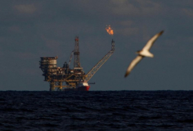 Oil down 2 percent, breaks five-week rally as oversupply fears resurface