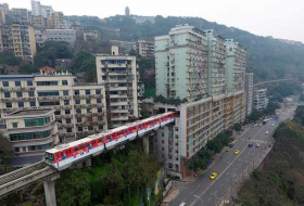 Train passes through residential building in Chongqing, SW China - NO COMMENT
