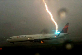 Powerful lightning strikes Delta plane in Atlanta - VIDEO