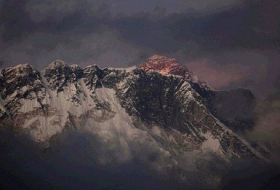 Himalayan `drop after Nepal quake`