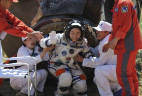 China astronauts return to Earth