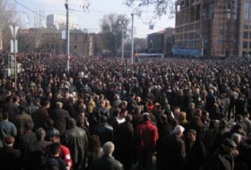 Rally held in front of Armenian government building