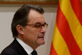 Catalan ex-leader Artur Mas banned from office over illegal referendum