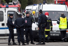 Three people held hostage at post office near Paris 