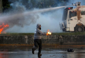 More deaths in Venezuela as anti-Maduro protesters threaten airbase - NO COMMENT
