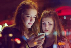 The more time that children chat on social media, the less happy they feel