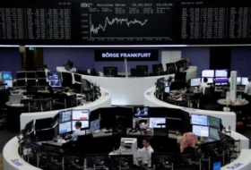 Greece, Italy tensions hit euro, Asian stocks, lift yen, gold