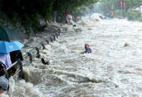 Typhoon roars into south China, killing 8