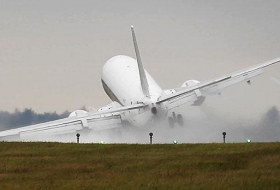 Strong crosswinds cause tricky landing for Boeing plane at Prague airport