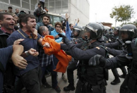 Clashes between riot police and referendum supporters in Catalonia - NO COMMENT