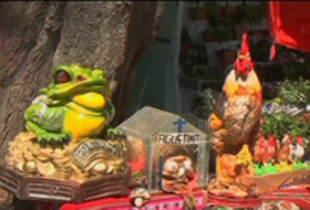 Bolivians celebrate Ekeko, god of abundance, at Alasitas Fair - VIDEO