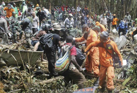 Bad Weather Hinders The Recovery of Bodies From Indonesia"s Plane Crash - VIDEO