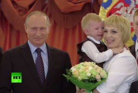 Putin consoles three-year-old boy crying in the Kremlin - NO COMMENT