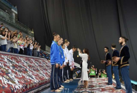 First Vice-President Mehriban Aliyeva awards winners in rhythmic gymnastics at Baku 2017
