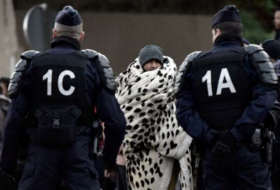 Paris police clear hundreds of migrants from tent camp