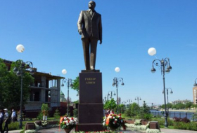 Flower laying ceremony at Azerbaijani national leader Heydar Aliyev`s monument held in Astrakhan