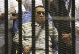 Egypt`s Mubarak arrives in court for retrial