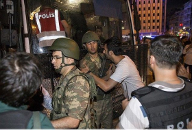 Around 200 unarmed soldiers `surrender to Turkish police` - UPDATED, VIDEO
