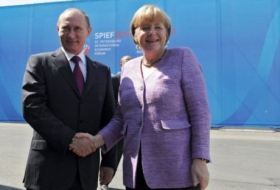 Merkel and Putin view exhibition of disputed art - VIDEO