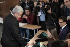 Technical problem while Sargsyan voted - VIDEO
