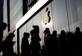 Apple becomes first company worth $800bn