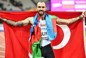 Ramil Guliyev pips Wayde van Niekerk to win 200m at world championships - VIDEO