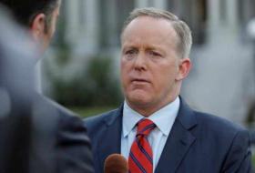 Did Sean Spicer really hide in the bushes to avoid White House reporters?