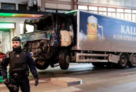 Stockholm attack: 'Suspect device' in Sweden crash lorry
