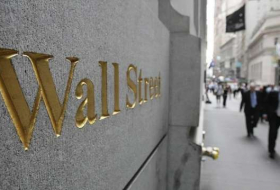 Wall Street closes mixed as retail falls, tech rises