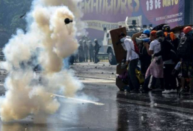 Venezuelan protesters block embassy center in Madrid